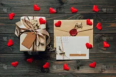 礼品盒和贺卡与蝴蝶结丝带和纸心在木桌情人节。副本的空间。