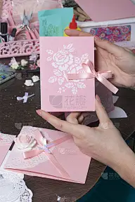 用纸、纸板和胶带制作贺卡。女工匠在工作。
