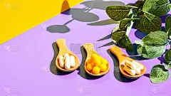 木勺上的药丸，背景是紫色和黄色。强光和阴影。现代等距创意极简主义概念。维生素和益生元，益生菌。剂量。