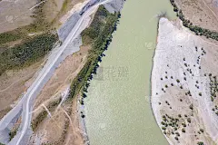 阿尔泰山脉的景观覆盖着绿色的树木和岩石，绿松石的卡顿河和它的急流在一个阳光明媚的夏天和蓝天白云。旅游