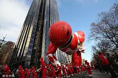 纽约举行梅西感恩节大游行 卡通气球靓丽花车纷纷登场 - 海报新闻