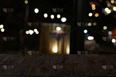 空荡荡的深色木桌前面抽象模糊的散景餐厅背景。可用于展示或蒙太奇您的产品。模拟空间。