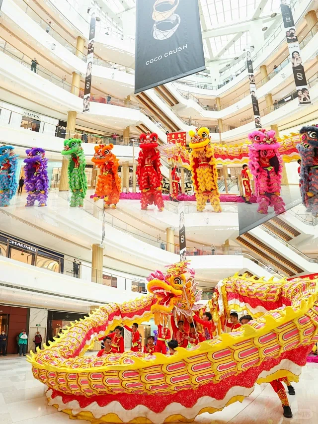 上海恒隆广场携中国传统舞龙舞狮表演