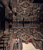 借助镜子和楼梯，钟书阁重庆店呈现出真实版的“埃舍尔空间”视觉奇观。设计：上海 唯想国际（xl-muse.com）