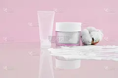 化妆品SPA品牌模型。哑光化妆品容器与棉花花，纹理涂抹白色奶油在粉红色的背景顶视图。天然有机美容产品