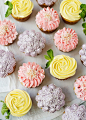 舌尖上的“花朵” 爱与春意都兼备的鲜花纸杯蛋糕+来自：婚礼时光——关注婚礼的一切，分享最美好的时光。#cupcake#