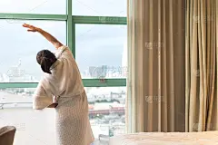 轻松放松亚洲女人的生活方式，在酒店工作后的早上快乐的商务女人的人。简化你的生活周