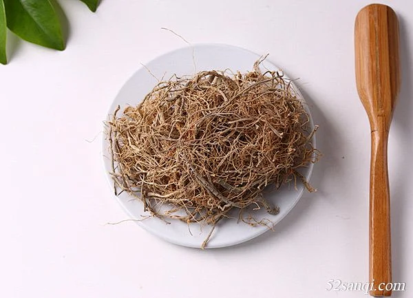 三七须根是生长在三七主根上的须状根。三七须根含有三七皂甙、黄酮、三七素、多糖等多种有效成分。与三七主根具有相同的功效，是制作云南名贵药膳“三七 ...