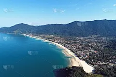 航拍的马里西亚海滩，Sao Sebastiao，圣保罗，巴西北海岸。假期旅行。旅游目的地。热带风光。