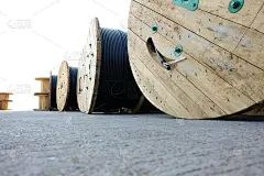 室外木制电缆卷。存储区内的高低压电缆。