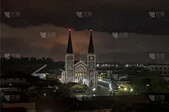 俯视天主教堂与一个美丽的蓝色小时