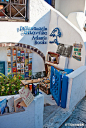 希腊圣托里尼岛上的一家书店，好想去那里发呆晒太阳！