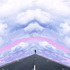 当代拼贴。一个人站在空旷的路上，以天空为背景望着远方。旅行概念、抽象、艺术、自由。