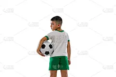 男孩，孩子，足球运动员在白色背景下与球隔离的短的后视图肖像。