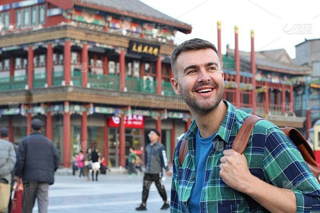 可爱的旅行者在亚洲街道