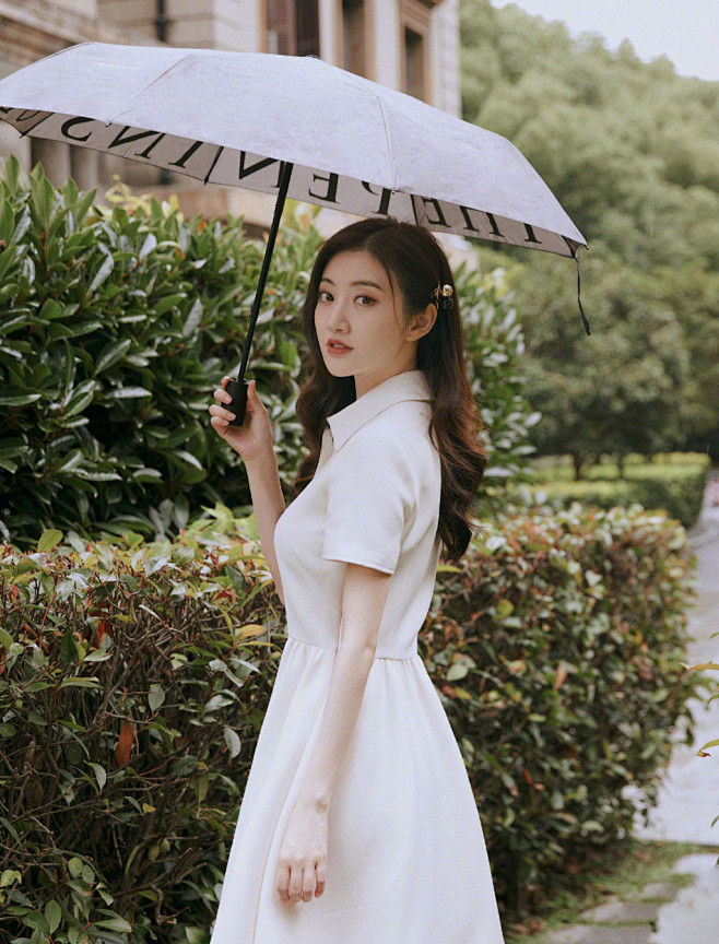 景甜仙气白裙写真图片

