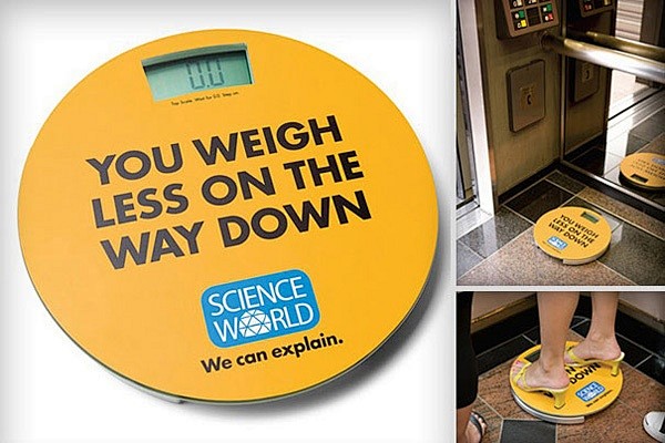 电梯中的电子秤，你的体重在下降时会变轻。...