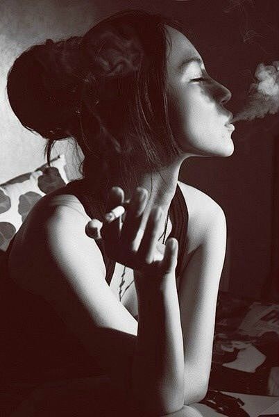 抽烟的女人