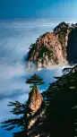 细数中国名山--中国有句话这么形容黄山:“五岳归来不看山，黄山归来不看岳”。