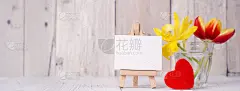 郁金香花在玻璃花瓶与画框装饰在木桌背景墙上在家，近，母亲节的设计理念。