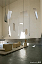 #独特的现代建筑#MassimilianoandDorianaFuksas建筑设计公司完成了位于意大利Foligno的一间教堂，建筑内外充满不规则的几何装饰，十分特别。以白色为主的室内则显示出教堂的神圣。