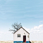 孤独的小房子 Tiny Lonely Houses Photography Sejkko - 灵感日报 : 来自葡萄牙的摄影师Sejkko专门用相机寻找这些貌似被遗弃的小房子，画面以蓝天白云为背景，小房子为中心，偶尔会有电线杆，椰子树，烟囱等作为配景。每一张中的小房子看上去是那样孤单，但当把他们放到一起时，却显得格外可爱，仿佛一个小房子的幼儿园~