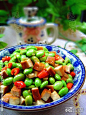 #美食#【豆干炒青豆】每逢初一、十五我家小白必要吃素。素菜是最讲究食材搭配的，因为少了姜、蒜、鸡精、蚝油的调味。要用简单的... 做法：1、烟熏豆干三块，新鲜的青黄豆半斤，红椒若干（这个是特辣的）...详细#菜谱#：