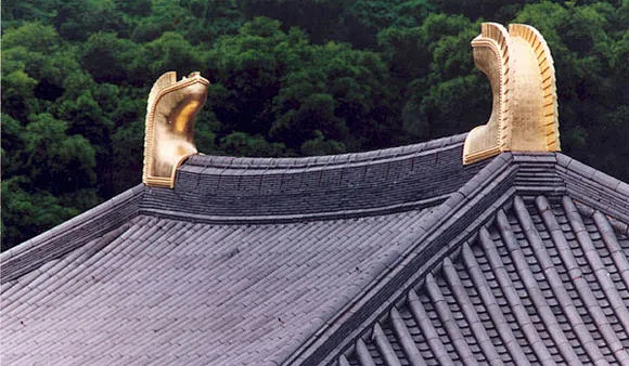 鸱尾金具——岛国建筑特色，我国唐代并无此设计。 志莲净苑——素木和瓦唐风的开山鼻祖，照搬了日本禅宗样素木色折旧变黑，仿日的同时还刻意做旧。除了 ...