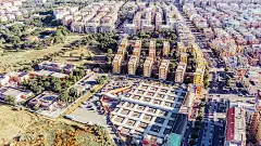 无人机拍摄的高速公路上有汽车。在一个大城市的十字路口。前视图。城市景观在夕阳柔和的光。欧洲,意大利罗