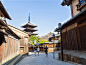 在日本京都的鸭川河畔，丽思卡尔顿酒店沉静地坐落于此，眺望着著名的东山三十六峰的广阔美景。