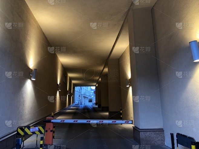 照明设备,建筑物门,走廊,斜面板,路,地下的,安全,易接近性,空的,暗色