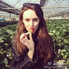 和一个人在一起，如果他给你的能量，是让你每天都能高兴得起床，每夜都能安心得入睡，做每一件事都充满了动力，对未来满怀期待，那你就没有爱错人。 最合适的感情，永远都不是以爱的名义互相折磨，而是彼此陪伴，成为对方的阳光。
