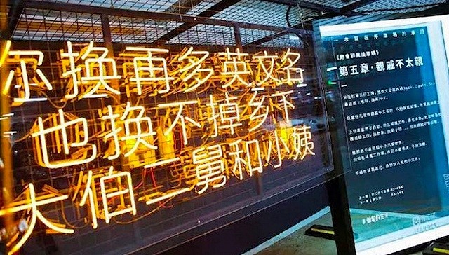 在市中心昏暗的停车场 这个汽车金融平台办...