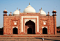 贾马清真寺始建于1648年，是沙贾汉国王献给他最爱的女儿的。是莫卧尔的建筑再现。整座寺院呈四方型结构。大门进来的右手边是墓道区。这儿有成千上万的陵墓。一道道的矩形的印度教和拱形的伊斯兰教结合的门，构成了莫卧尔的建筑特色。