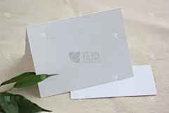 浅色背景上的空白明信片和名片。