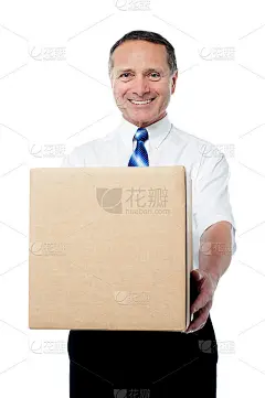 一个拿着纸盒的商人