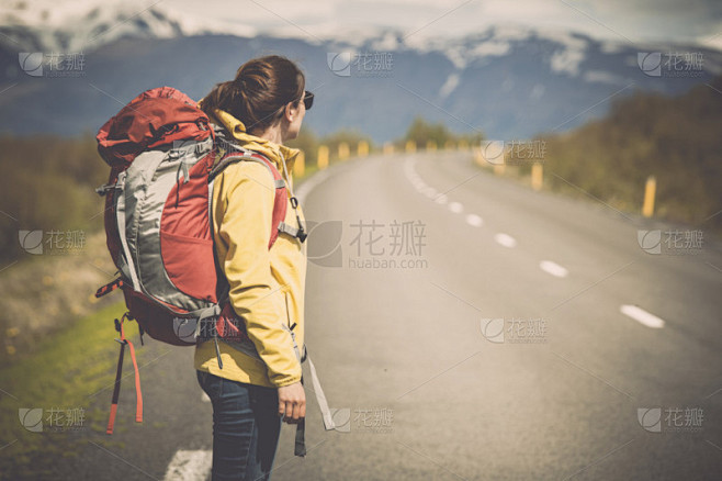 女背包客旅游准备冒险