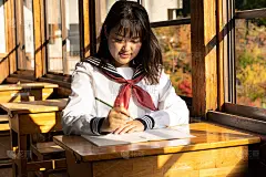 教室里的女学生