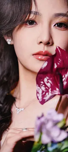 美女壁纸～吴宣仪，这身优雅的紫色...@霁枫壁纸的动态