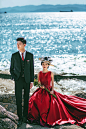 旅行风婚纱照《红烈》+来自：婚礼时光——关注婚礼的一切，分享最美好的时光。#外景# #海边# #婚纱照# #复古#
