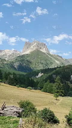 图为都灵山谷山脉和阿尔卑斯山概况。高质量的照片