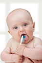 拿牙刷的婴儿图片