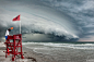当地时间2012年10月11日报道，摄影师Jason Weingart在美国佛罗里达州的海滩拍摄到了“滩云”的奇异天象，海滩上空的“滩云”十分壮观，远远望去像是紧贴地平线。“滩云”通常因天气较冷而出现，常是雷雨降临的前兆。