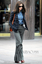 当地时间7月10日，“长发”安妮·海瑟薇 (Anne Hathaway) 现身新片《The Intern》位于纽约的拍摄现场。