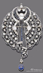 Art Deco（装饰艺术）时期的珠宝特点非常明显，其中与别的时期最明显区别的一大特色就是对其他文化中装饰元素的运用，算是比较典型的一次文化融合。埃及放射状的线条，中国的祥云与传统纹样，以及对玉与别的一些东方常用的材质的大量运用，蓝宝石与玉的结合几乎是这个时代珠宝的典型配色。
