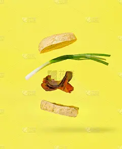 漂浮的汉堡，肉和青葱孤立在黄色的背景。食品的概念。