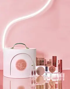 高甜预警！七夕将至，收藏这篇“礼物指南”就够了！_手袋 :  喜欢夏天的风，慵懒的气息，就像躺在你怀里，DIVAS'DRRAM系列项链意式优雅魅力，展现浪漫柔情，由BVLGARI为七夕情人节特别打造。 老佛爷百货还推出七夕主题LOVE FOR …