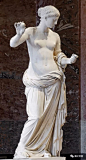 古希腊古典后期杰出的雕塑家——普拉克西特列斯 《阿尔勒的维纳斯》罗马复制品，现藏于卢浮宫。阿尔勒是一座法国古城，有很多罗马遗迹。这座雕像出土于阿尔勒的古罗马剧场遗址，手里的苹果和镜子是17世纪修复时加上去的。