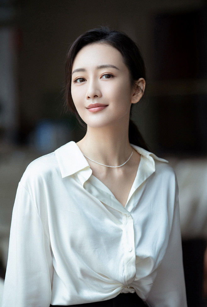 王鸥白衬衫优雅写真图片[8/9]_明星_美桌网