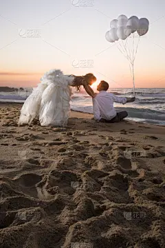 青年人,海滩,异性恋,自然美,垂直画幅,美,沙子,美人,早晨,气球